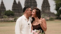 7 Potret Romantis Marion Jola Dilamar Kekasih, Mesra di Depan Candi Prambanan