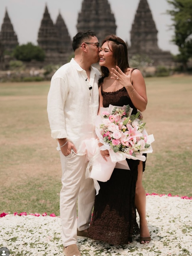 7 Potret Romantis Marion Jola Dilamar Kekasih, Mesra di Depan Candi Prambanan