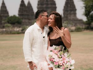 7 Potret Romantis Marion Jola Dilamar Kekasih, Mesra di Depan Candi Prambanan
