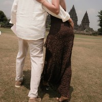 Marion dan Denis tampil kompak dan serasi dalam balutan busana bernuansa coklat. Denis tampil dengan kemeja dan celana linen, sementara Marion mengenakan dress low back tanpa lengan berbahan brukat. Foto: Instagram/@lalamarionmj