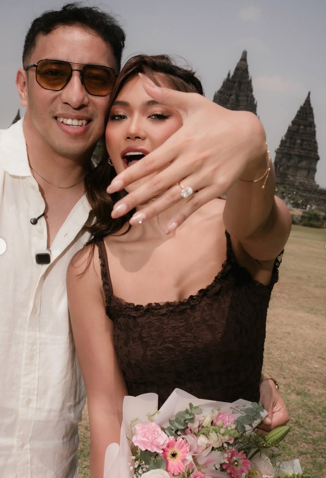 Seperti layaknya wanita yang baru di lamar, Marion pun memamerkan cincin yang sudah melingkar di jari manisnya. Cincin emas itu tampak berhias batu berlian berukuran cukup besar. Foto: Instagram/@lalamarionmj