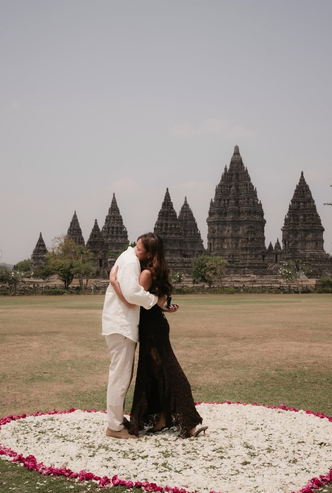 Alih-alih restoran mewah, Denis memilih melamar kekasihnya di pelataran Candi Prambanan. Bunga melati membentuk hati tampak sudah disiapkan, membuat suasana jadi lebih romantis. Foto: Instagram/@lalamarionmj