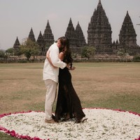 Alih-alih restoran mewah, Denis memilih melamar kekasihnya di pelataran Candi Prambanan. Bunga melati membentuk hati tampak sudah disiapkan, membuat suasana jadi lebih romantis. Foto: Instagram/@lalamarionmj