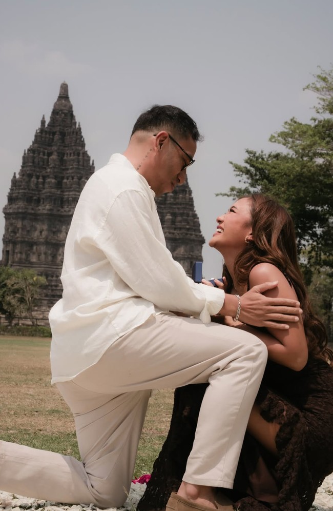 Mesra, Denis berlutut saat melamar Marion. Sambil tertawa bahagia, Marion terlihat ikut berlutut di hadapan Denis. Foto: Instagram/@lalamarionmj