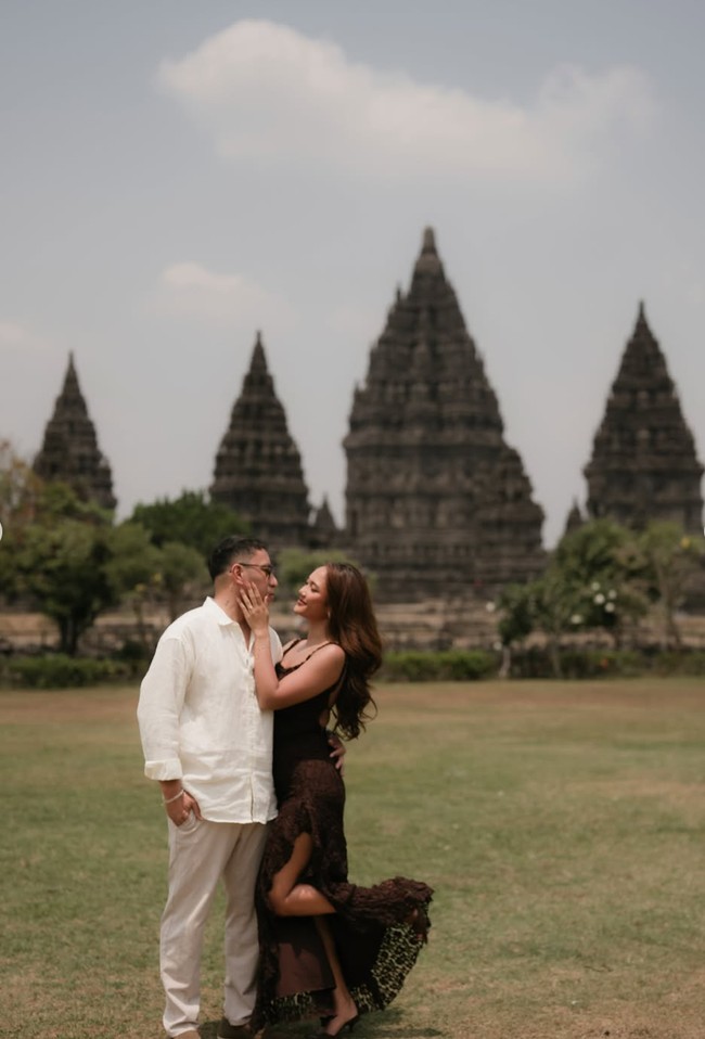 Kini sudah melangkah ke jenjang hubungan yang semakin serius, Marion dan Denis pun  banjir doa serta dukungan netizen. Foto: Instagram/@lalamarionmj