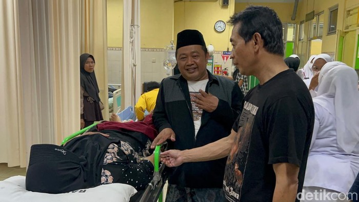 M Saadullah (berpeci), suami Nur Hayati, salah satu korban keracunan MBG, saat berbincang dengan Wakil Bupati Batang Suyono di IGD RSUD Kalisari Batang, Rabu (23/9/2026).