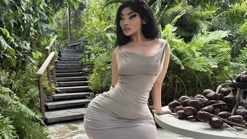 Lekuk tubuhnya dibuat begitu ekstrem sampai hukum anatomi sepertinya ikut diedit. Photoshop-nya benar-benar bekerja lembur. Foto: Bored Panda
