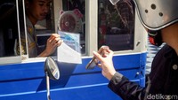 Petugas barcode Qris untuk pembayaran di area parkir Tanjung Anom.