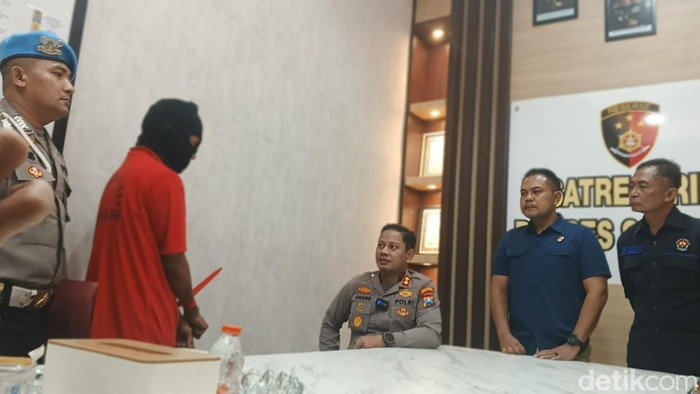 Menantu yang bacok mertua di Sampang saat diinterogasi polisi