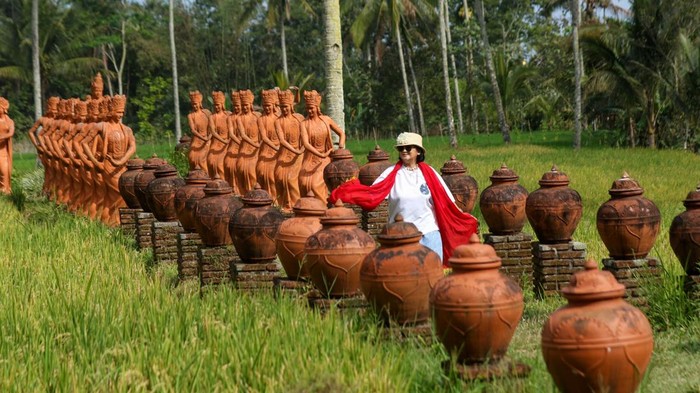 Wisatawan mengunjungi Taman Gandrung Terakota di Tamansari, Banyuwangi, Jawa Timur, Selasa (22/9/2026). Berdasarkan data yang dirilis Badan Pusat Statistik pada 1 september 2026, perjalanan wisatawan nusantara pada Juli 2026 mencapai 107,44 juta perjalanan atau meningkat 7,23 persen dibandingkan Juli 2025, dengan Jawa Timur mencatat 17,31 juta perjalanan. ANTARA FOTO/Budi Candra Setya/YU