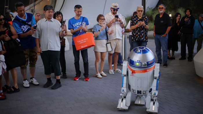 R2-D2 from Star Wars greets visitors to the Lucas Museum of Narrative Art during its opening to the public in Los Angeles, California, US, September 22, 2026. REUTERS/Daniel Cole