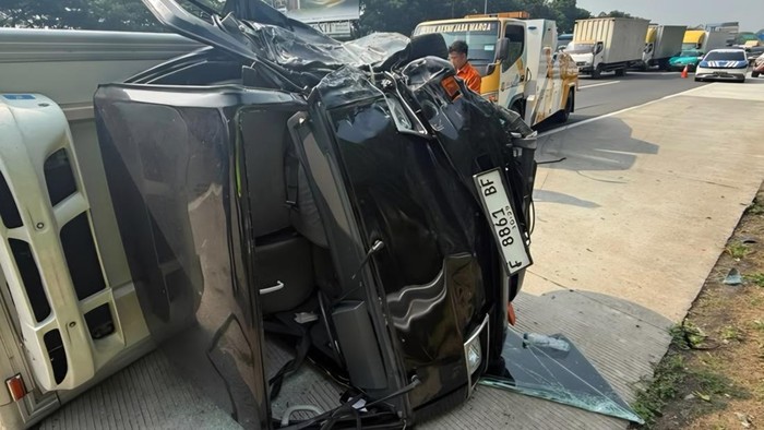 Mobil Boks Terguling Usai Tabrak Minibus di Tol Jagorawi