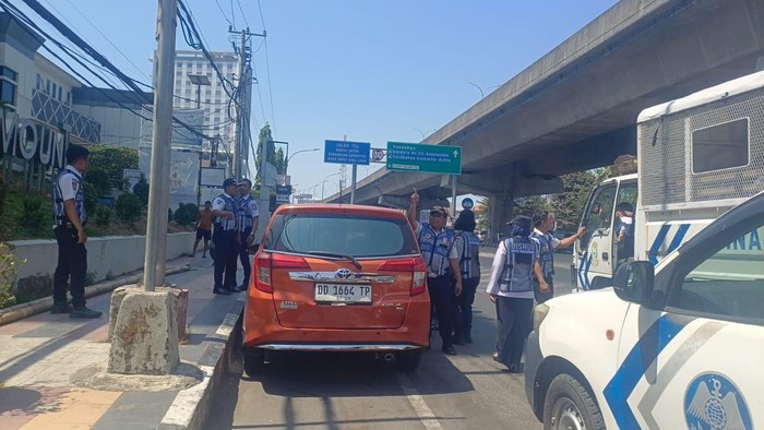 Mobil parkir sembarangan di Jalan AP Pettarani Makassar digembok Dishub Makassar.