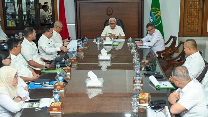 Wagubsu Surya memimpin Rapat Pimpinan (Rapim) Akselerasi Percepatan Target Realisasi PAD Semester II Tahun 2026 di Kantor Gubernur Sumut.