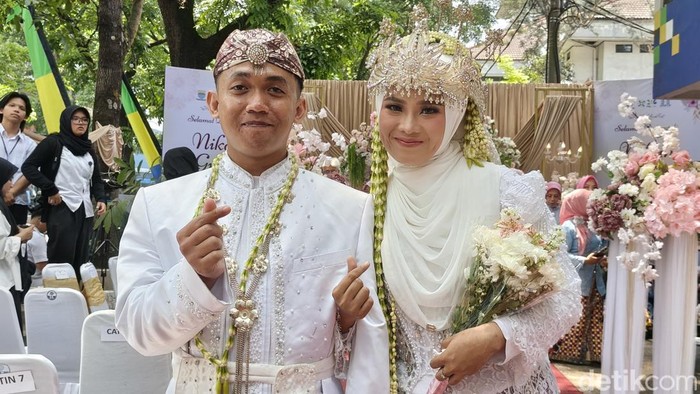 Pasutri David dan Ineu usai mengikuti nikah gratis di Kota Bandung.