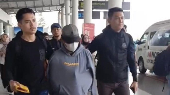 Pelaku saat diamankan polisi