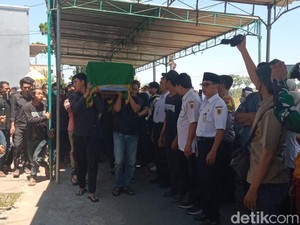 Tangis Pengantin Baru Makamkan Adiknya Korban KM Virgo di Hari Pernikahan