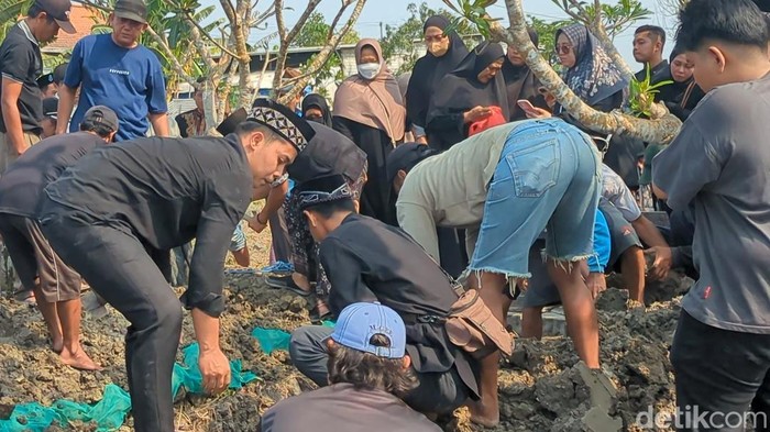 Pemakaman korban KM Virgo di Lamongan