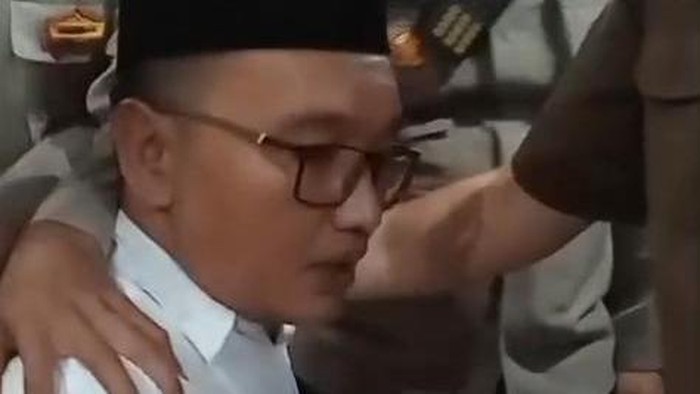 Agus Sulaiman, terdakwa kasus pembunuhan mahasiswi UMM, Faradila Amalia Najwa mengamuk usai divonis hukuman mati oleh majelis hakim PN Malang