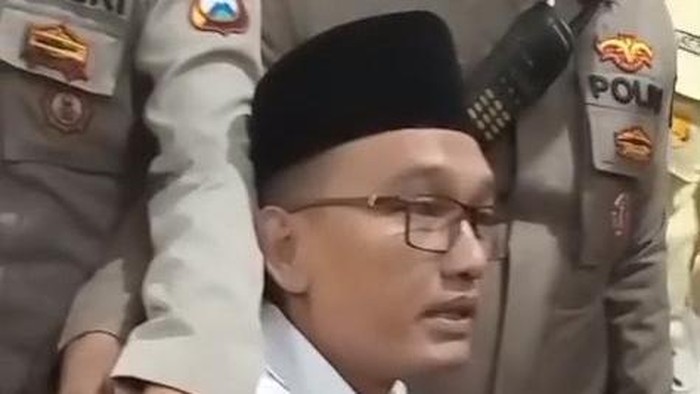 Agus Sulaiman, terdakwa kasus pembunuhan mahasiswi UMM, Faradila Amalia Najwa mengamuk usai divonis hukuman mati oleh majelis hakim PN Malang
