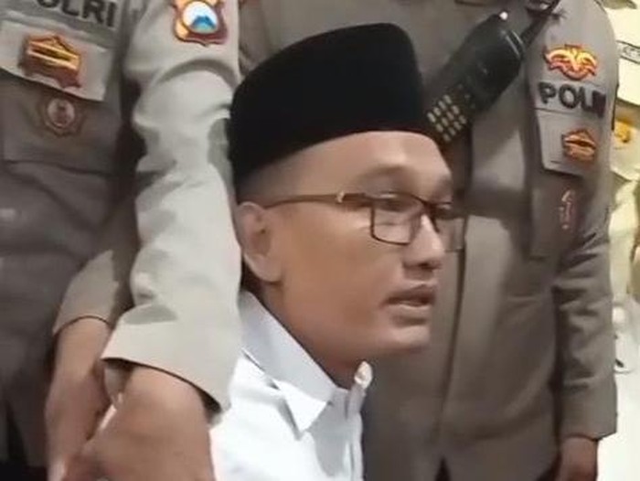 Agus Sulaiman, terdakwa kasus pembunuhan mahasiswi UMM, Faradila Amalia Najwa mengamuk usai divonis hukuman mati oleh majelis hakim PN Malang