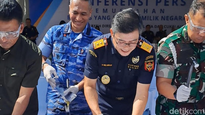 Sebanyak 58 iPhone yang disita dari penumpang di Bandara SIM Aceh Besar dimusnahkan petugas bea cukai.