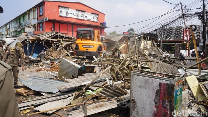 Penertiban bangunan di kawasan Pasar Cisarua Bogor.