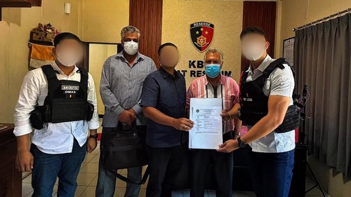 Penyerahan dua WN Iran inisial MB dan HM dari Polres Tabanan kepada Kantor Imigrasi Kelas III Non TPI Tabanan menuju Rudenim Denpasar. (Dok. Imigrasi Tabanan)