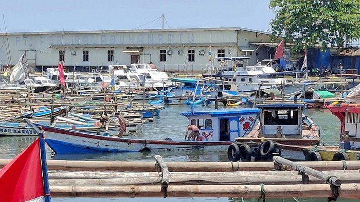 Perahu nelayan karam di Sukabumi.