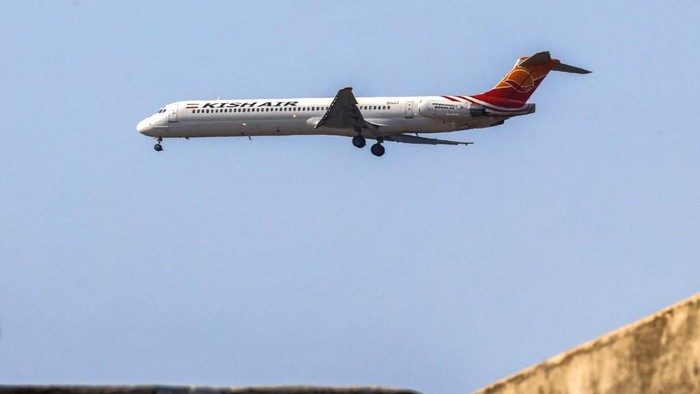 Pesawat maskapai Iran, Kish Airlines, bersiap mendarat di Teheran dalam foto pada Juni 2026 (dok. AFP/ATTA KENARE)