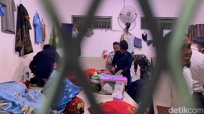 Petugas melakukan penggeledahan di blok hunian warga binaan Lapas Jambi