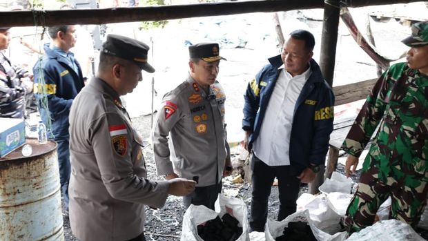 Polda Riau membongkar pabrik arang ilegal dari mangrove di Pulau Rupat dan menyita 114 ton arang siap jual, Rabu (23/9/2026)..