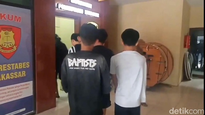 Polisi menangkap Ketua Geng Motor Warser bernama Al Kaisar (19) dan empat anggotanya di Kota Makassar, Sulawesi Selatan (Sulsel).