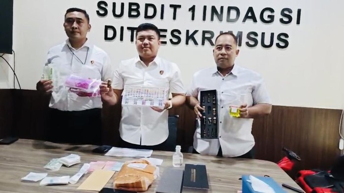 Polisi menunjukkan barang bukti dari pengerebekan suntik pemutih ilegal