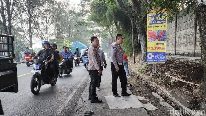Polisi saat melakukan olah TKP bentrok antar kelompok di Sukabumi
