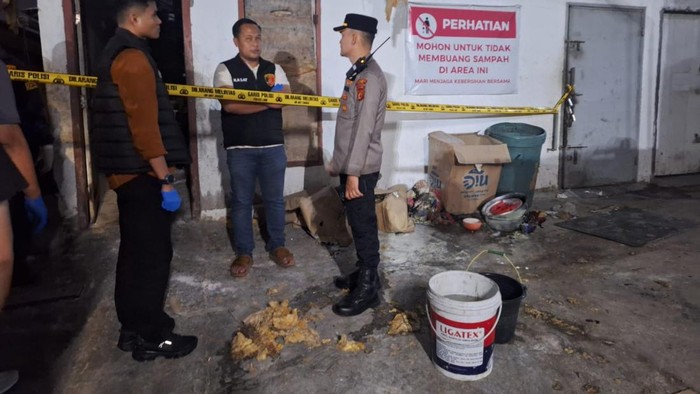 Polisi saat melakukan olah TKP ledakan tabung gas di dapur cateting mal Jamtos Kota Jambi