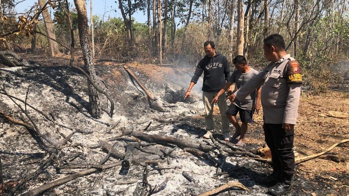 Polisi saat menunjukkan lokasi kakek yang tewas terbakar di ladang daerah Tempuran Wetan, Kampung, Ngawen, Gunungkidul.