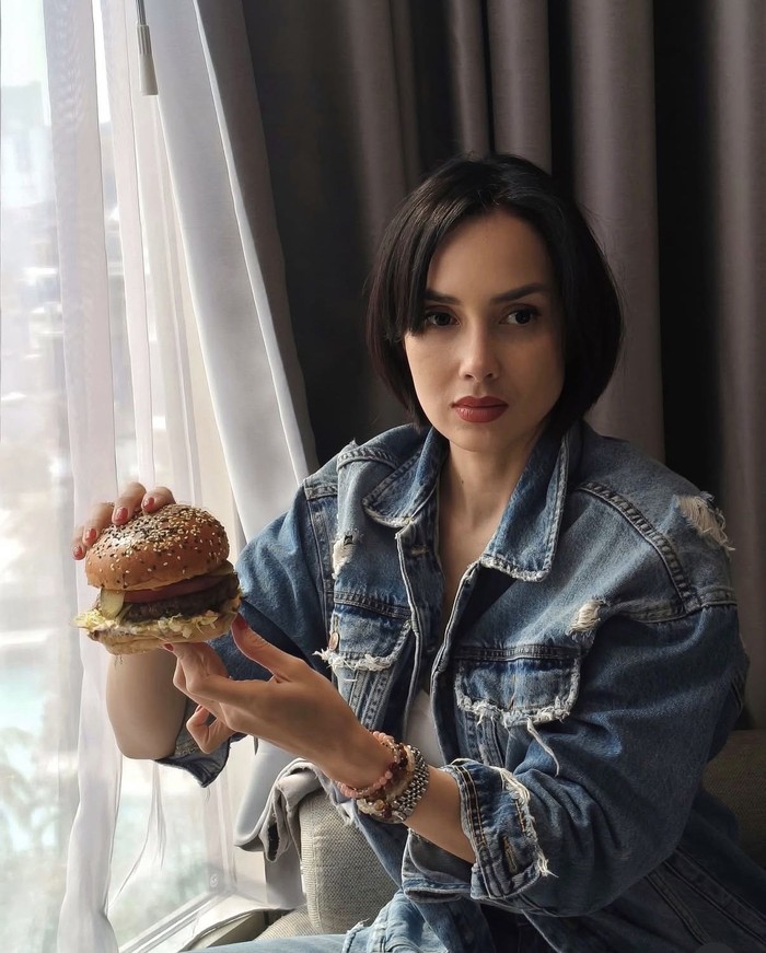 Pose Cantik Sara Wijayanto di Kafe, Minum Kopi hingga Makan Cake