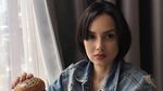 Pose Cantik Sara Wijayanto di Kafe, Minum Kopi hingga Makan Cake