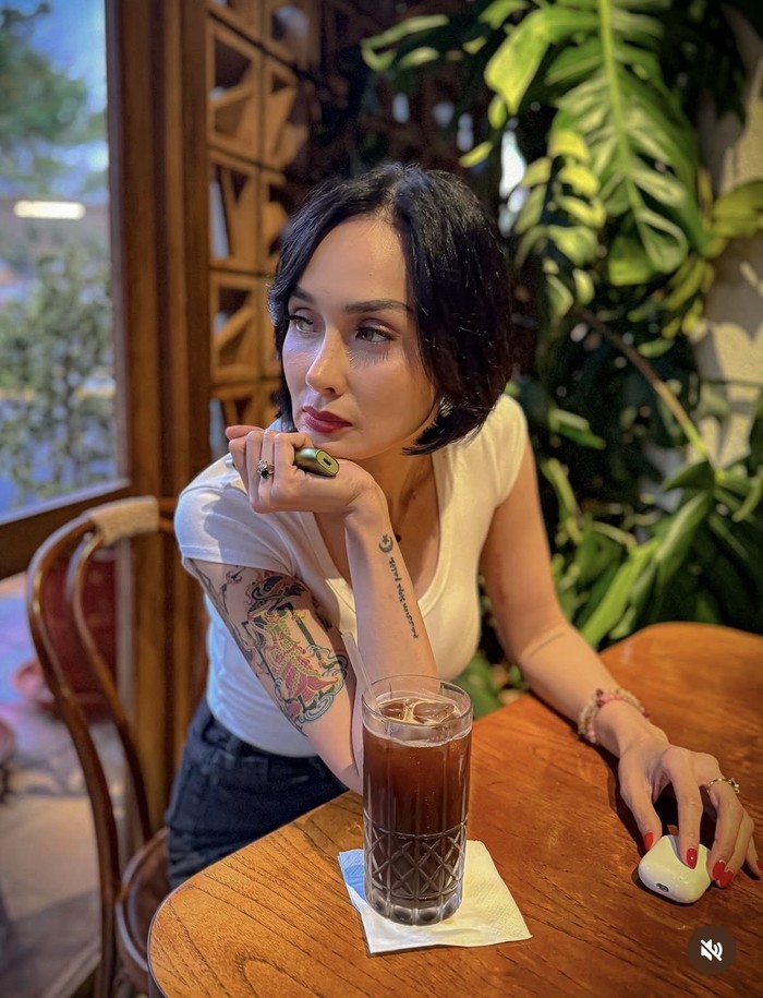 Pose Cantik Sara Wijayanto di Kafe, Minum Kopi hingga Makan Cake
