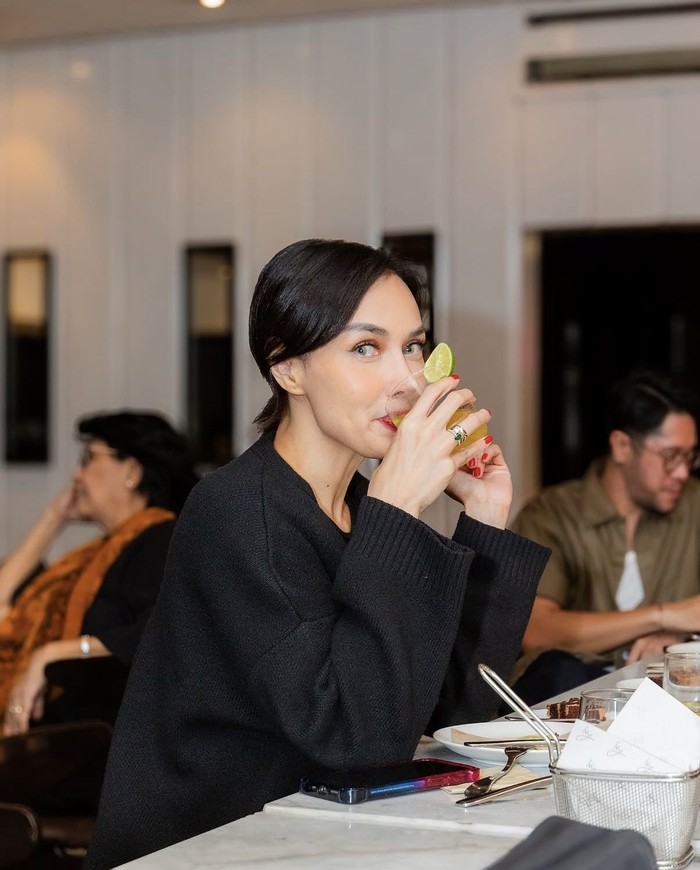 Pose Cantik Sara Wijayanto di Kafe, Minum Kopi hingga Makan Cake