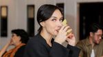 Pose Cantik Sara Wijayanto di Kafe, Minum Kopi hingga Makan Cake