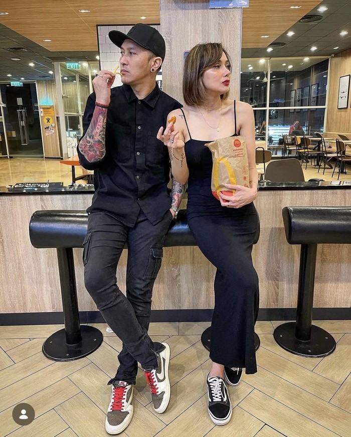 Pose Cantik Sara Wijayanto di Kafe, Minum Kopi hingga Makan Cake