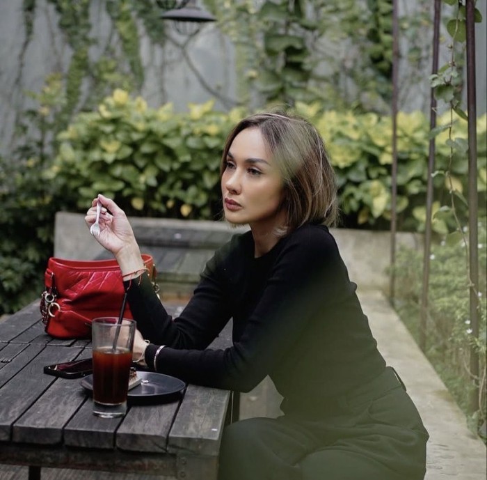 Pose Cantik Sara Wijayanto di Kafe, Minum Kopi hingga Makan Cake