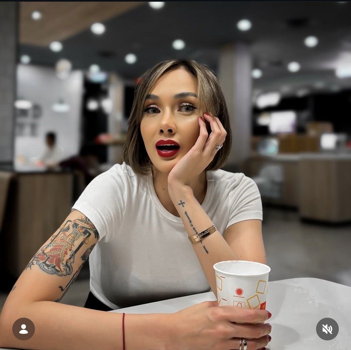 Pose Cantik Sara Wijayanto di Kafe, Minum Kopi hingga Makan Cake