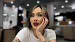 Pose Cantik Sara Wijayanto di Kafe, Minum Kopi hingga Makan Cake