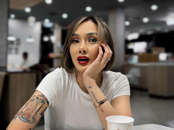 Pose Cantik Sara Wijayanto di Kafe, Minum Kopi hingga Makan Cake