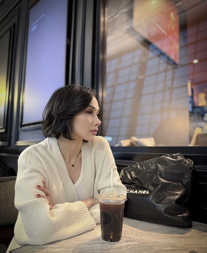 Pose Cantik Sara Wijayanto di Kafe, Minum Kopi hingga Makan Cake