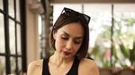 Pose Cantik Sara Wijayanto di Kafe, Minum Kopi hingga Makan Cake