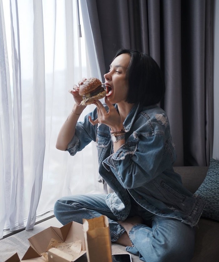 Pose Cantik Sara Wijayanto di Kafe, Minum Kopi hingga Makan Cake